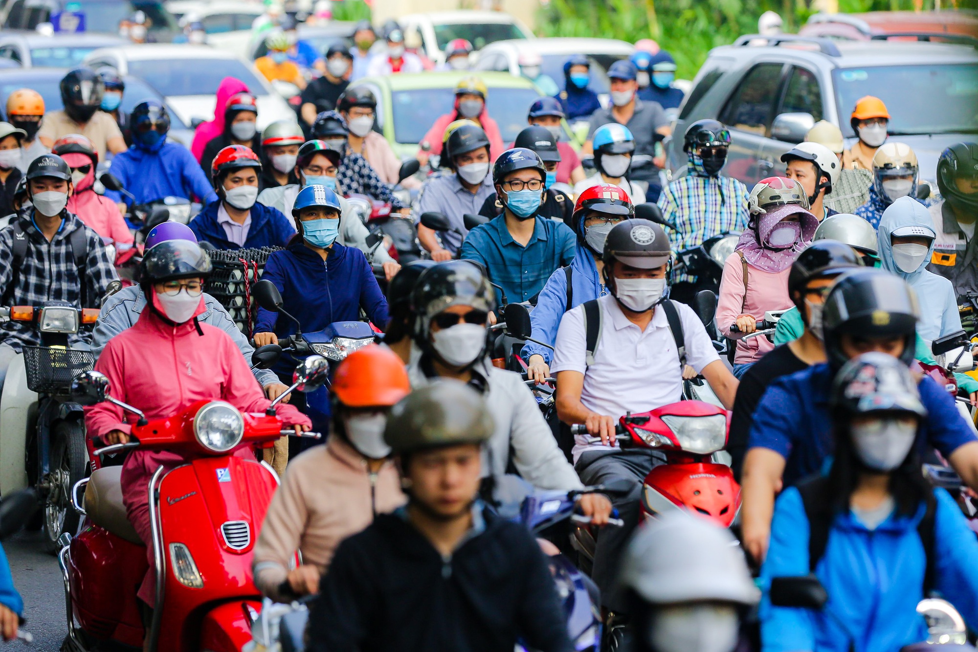 Vã mồ hôi qua đường Nguyễn Trãi sau 1 tháng thí điểm tách làn ôtô, xe máy - Ảnh 5.