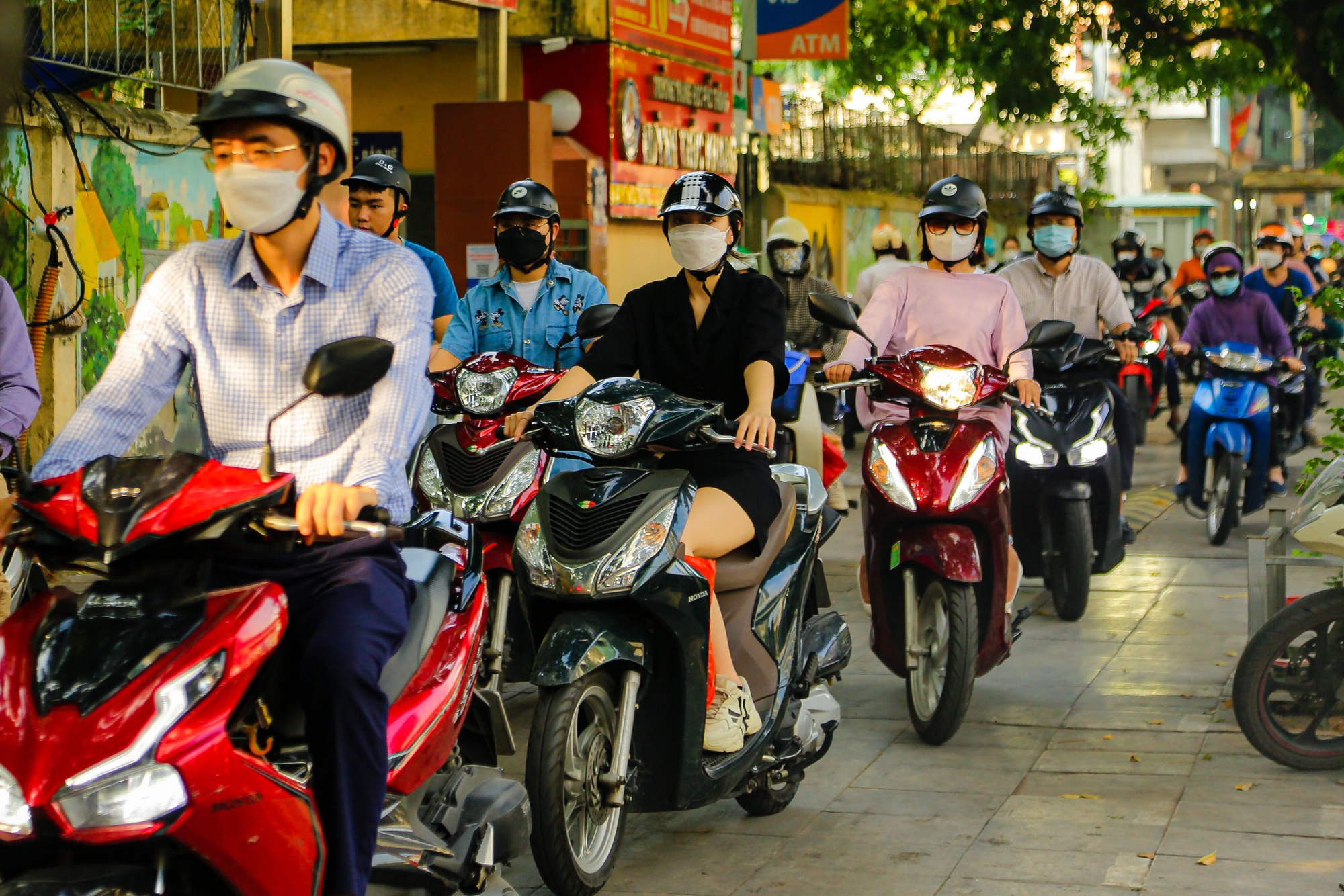 Vã mồ hôi qua đường Nguyễn Trãi sau 1 tháng thí điểm tách làn ôtô, xe máy - Ảnh 7.