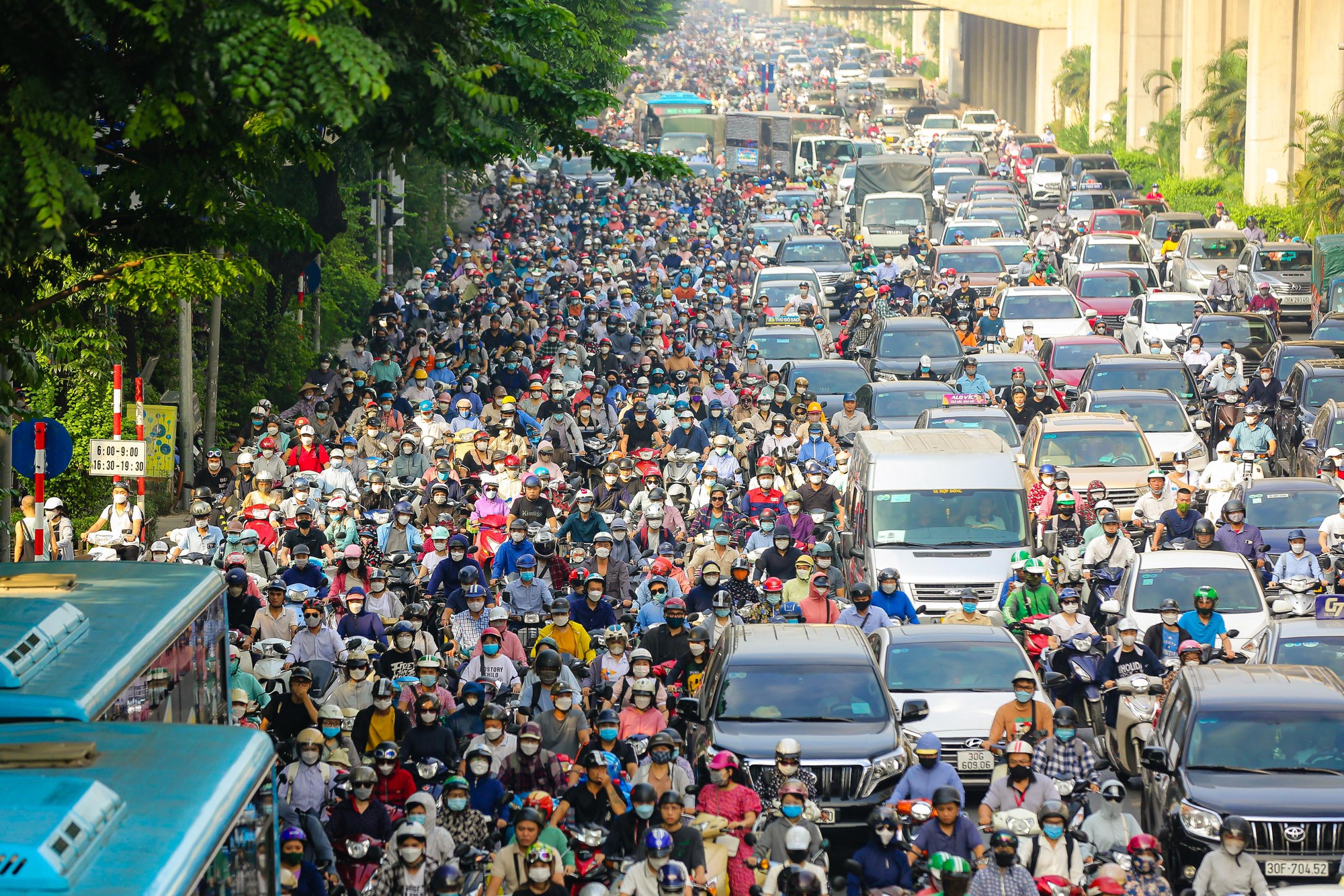 Vã mồ hôi qua đường Nguyễn Trãi sau 1 tháng thí điểm tách làn ôtô, xe máy - Ảnh 3.