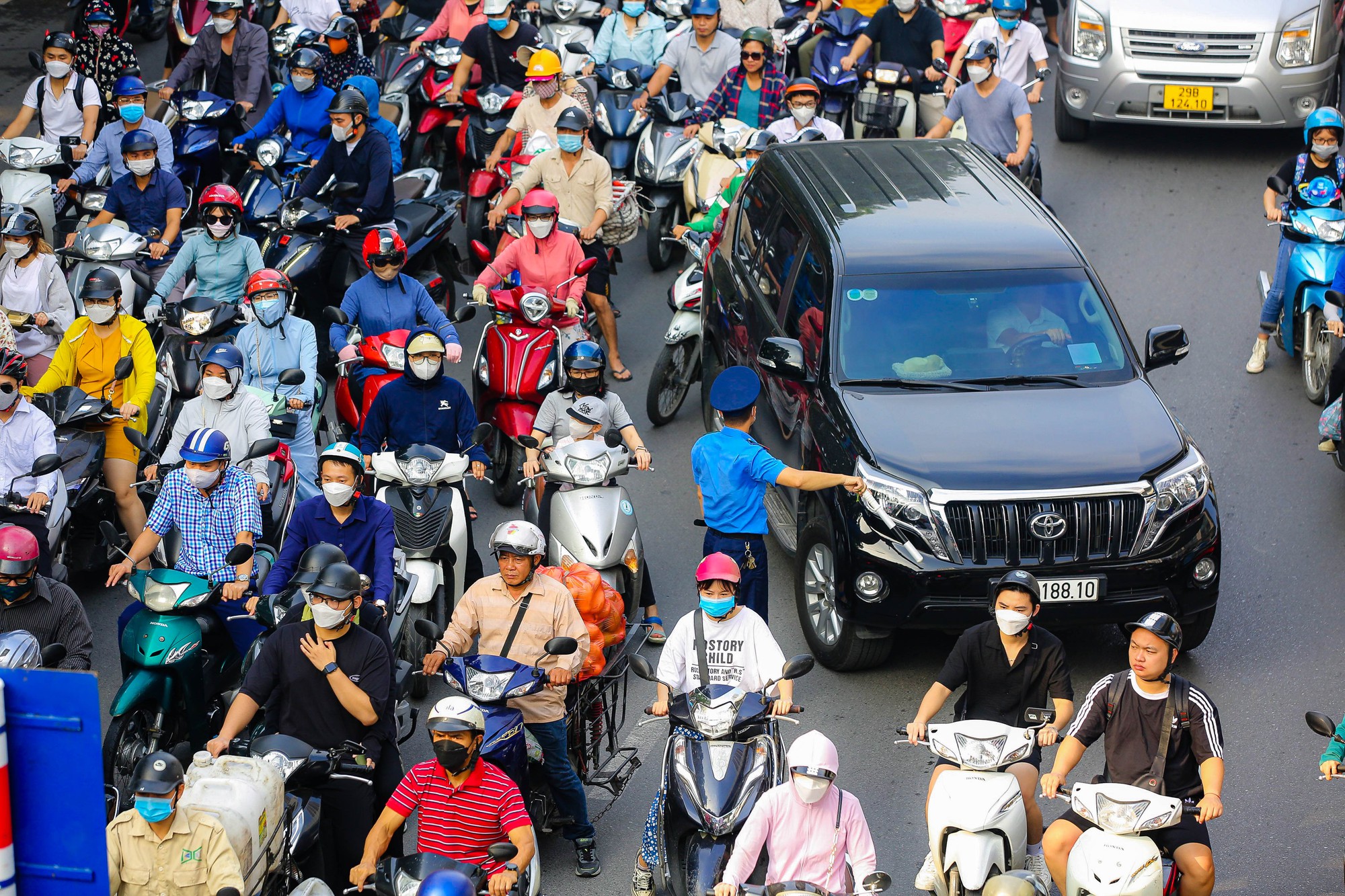 Vã mồ hôi qua đường Nguyễn Trãi sau 1 tháng thí điểm tách làn ôtô, xe máy - Ảnh 2.