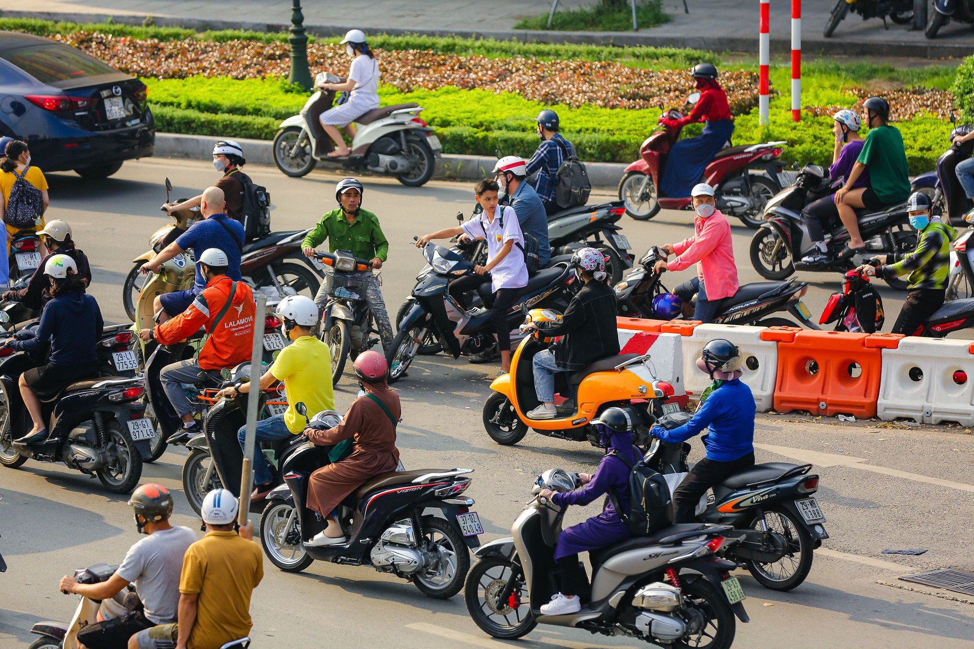 Vã mồ hôi qua đường Nguyễn Trãi sau 1 tháng thí điểm tách làn ôtô, xe máy - Ảnh 10.