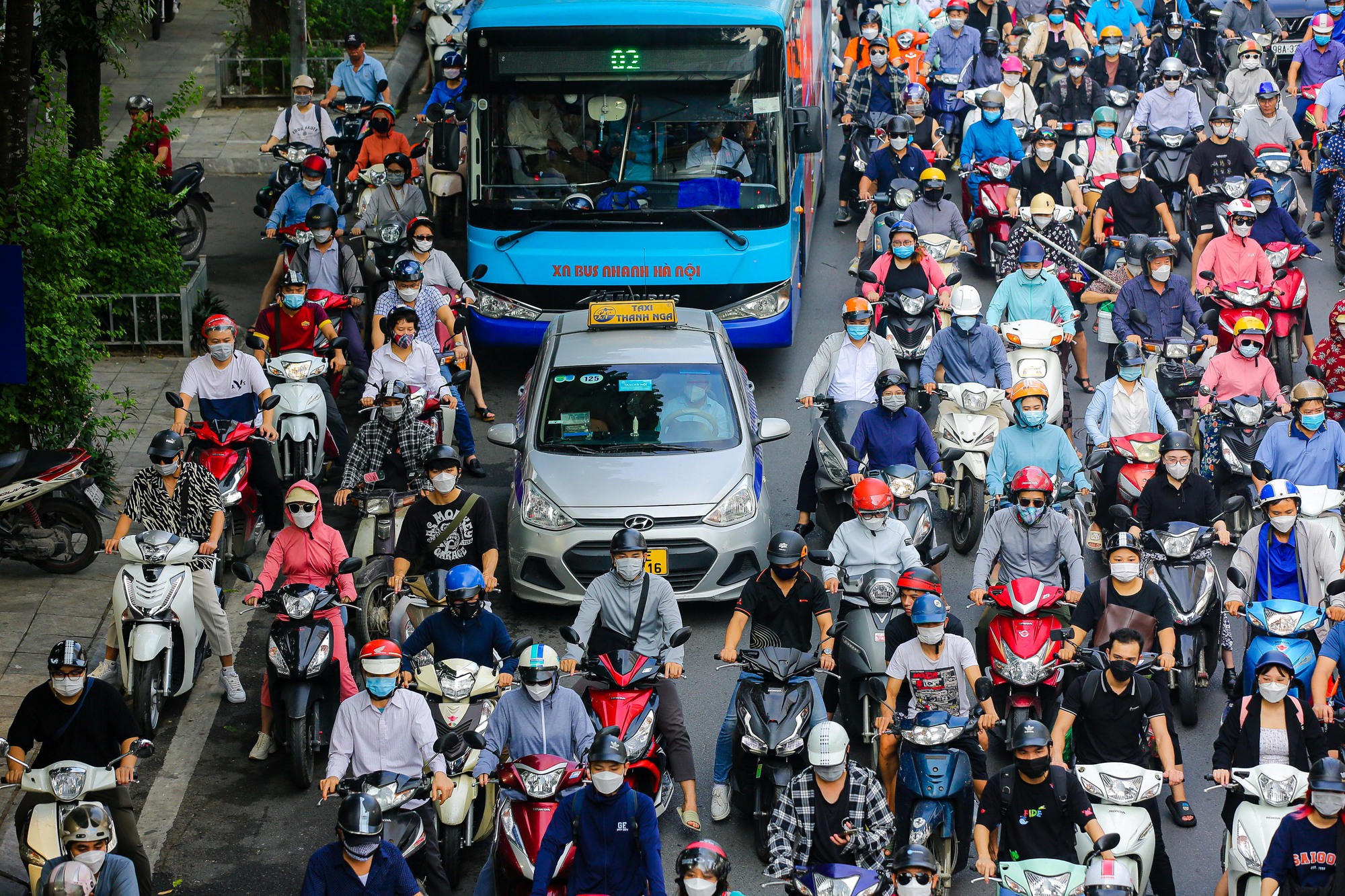Vã mồ hôi qua đường Nguyễn Trãi sau 1 tháng thí điểm tách làn ôtô, xe máy - Ảnh 6.