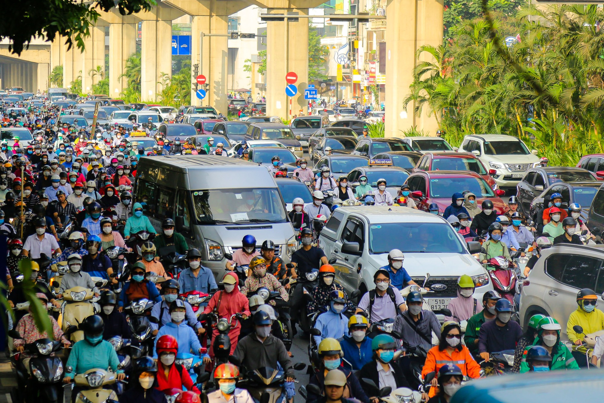 Vã mồ hôi qua đường Nguyễn Trãi sau 1 tháng thí điểm tách làn ôtô, xe máy - Ảnh 4.