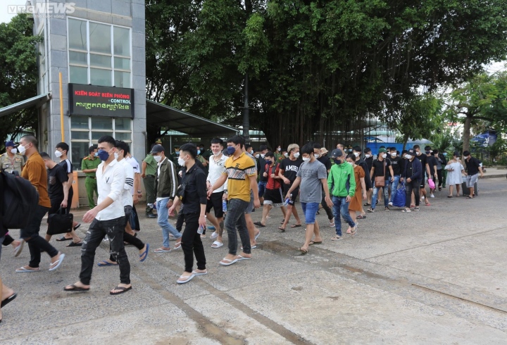 71 người tháo chạy khỏi casino ở Campuchia đã về nước - Ảnh 1. 71 người tháo chạy khỏi casino ở Campuchia đã về nước - Ảnh 1.