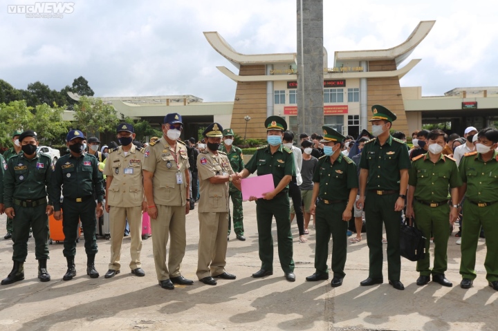 71 người tháo chạy khỏi casino ở Campuchia đã về nước - Ảnh 3. 71 người tháo chạy khỏi casino ở Campuchia đã về nước - Ảnh 3.
