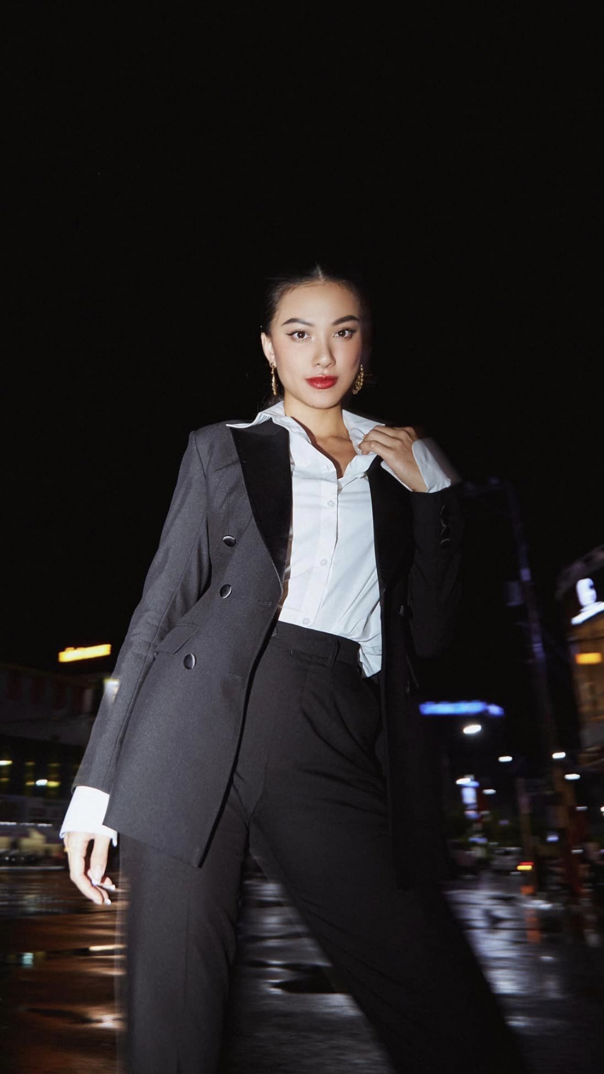 Á hậu Kim Duyên diện suit thanh lịch trên phố mưa - Ảnh 1.