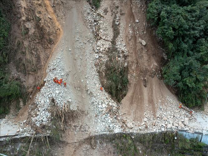 Trung Quốc: Người đàn ông sống sót thần kỳ sau 17 ngày đi lạc trong rừng núi - Ảnh 1.