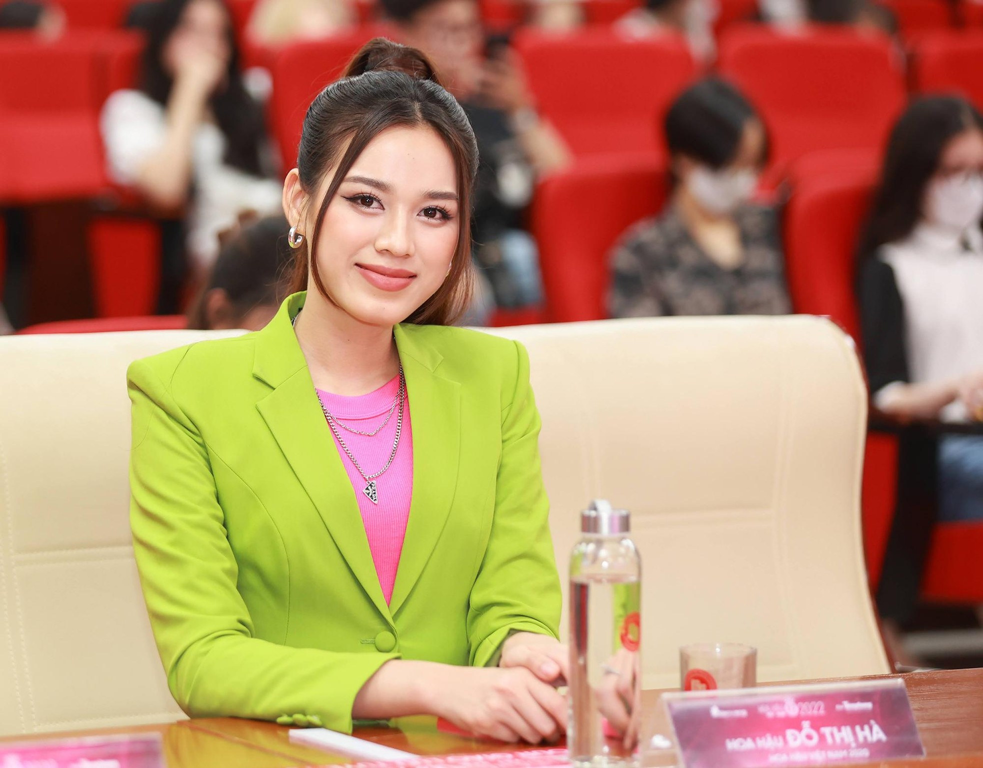 Đỗ Thị Hà mặc nổi bật khi đi tìm Hoa hậu Việt Nam 2022 - Ảnh 2.