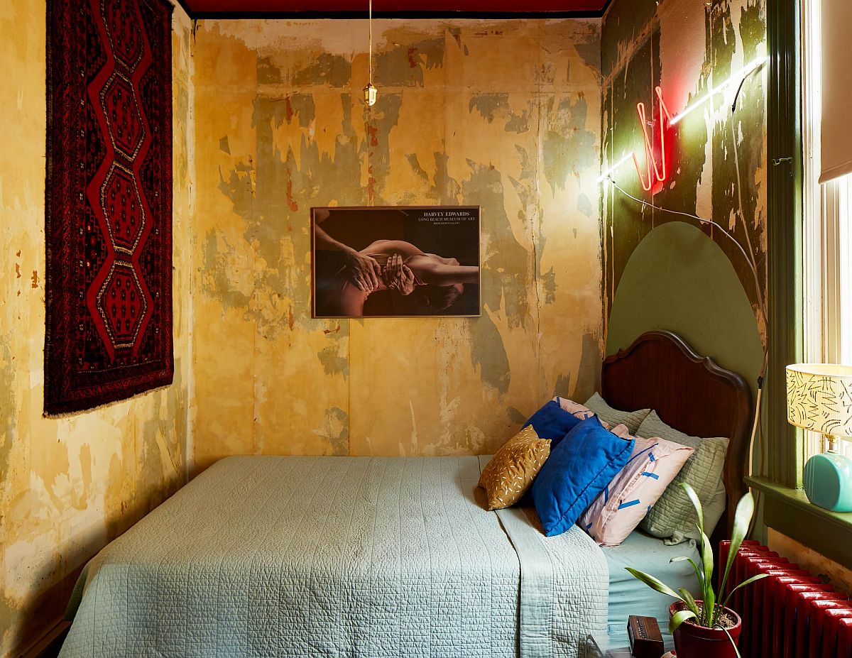 Những căn phòng ngủ nhỏ đẹp &quot;thần thái&quot; nhờ cách kết hợp màu sắc táo bạo - Ảnh 1.