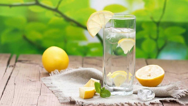 5 lý do bạn nên uống nước chanh ấm vào buổi sáng - Ảnh 1.