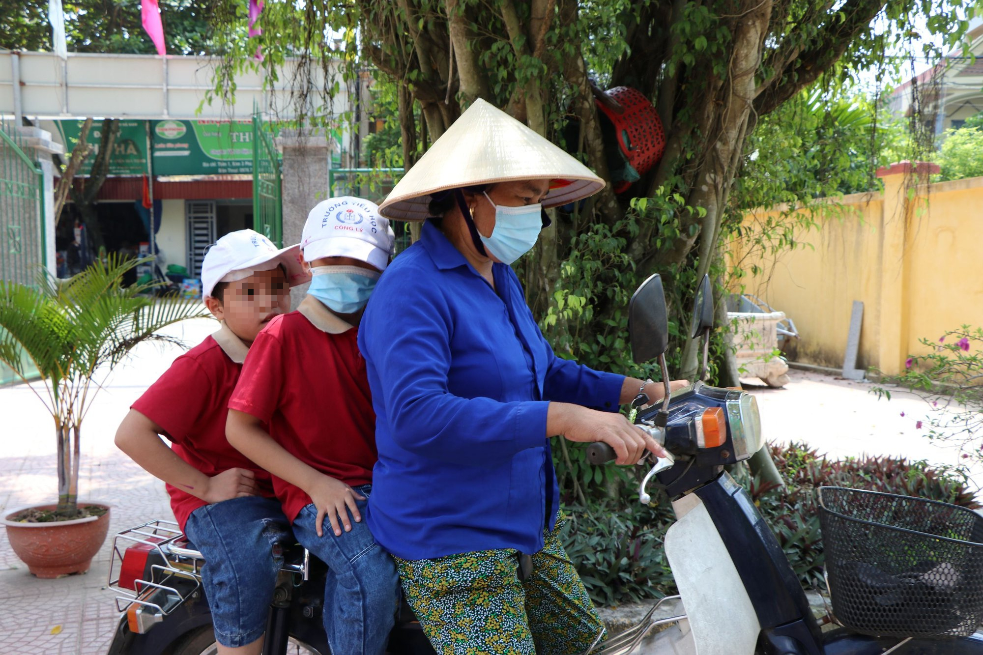 Người phụ nữ làm nghề ve chai nhận 3 đứa trẻ bơ vơ về nuôi - Ảnh 5.