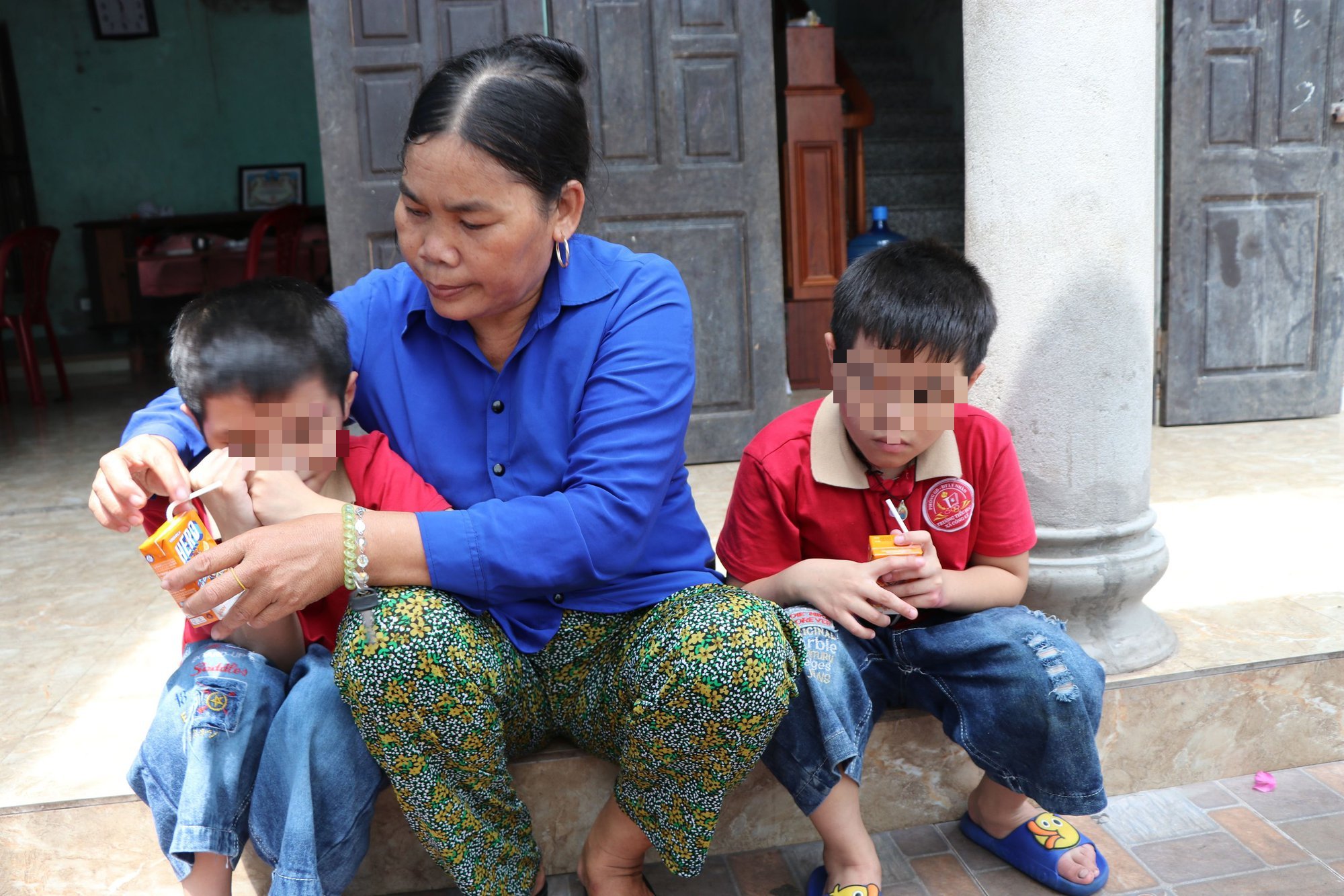 Người phụ nữ làm nghề ve chai nhận 3 đứa trẻ bơ vơ về nuôi - Ảnh 2.
