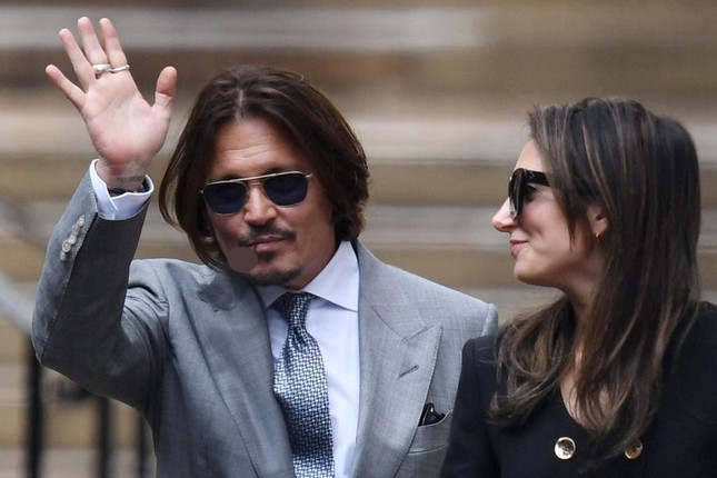 Johnny Depp hẹn hò nữ luật sư - Ảnh 1. Johnny Depp hẹn hò nữ luật sư - Ảnh 1.