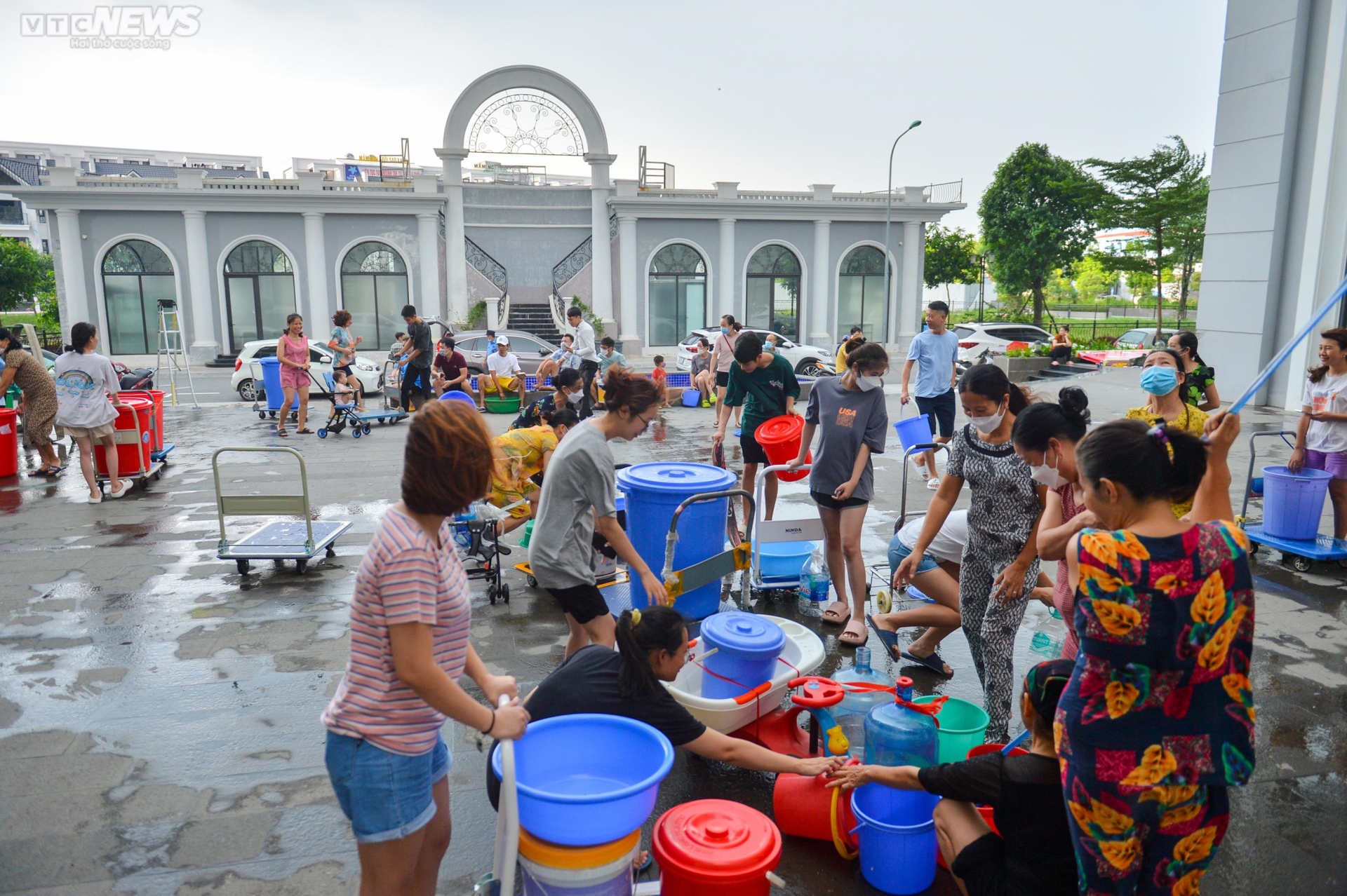 Dân chung cư ở Hà Nội mang xô, chậu xếp hàng chờ lấy nước - Ảnh 1.