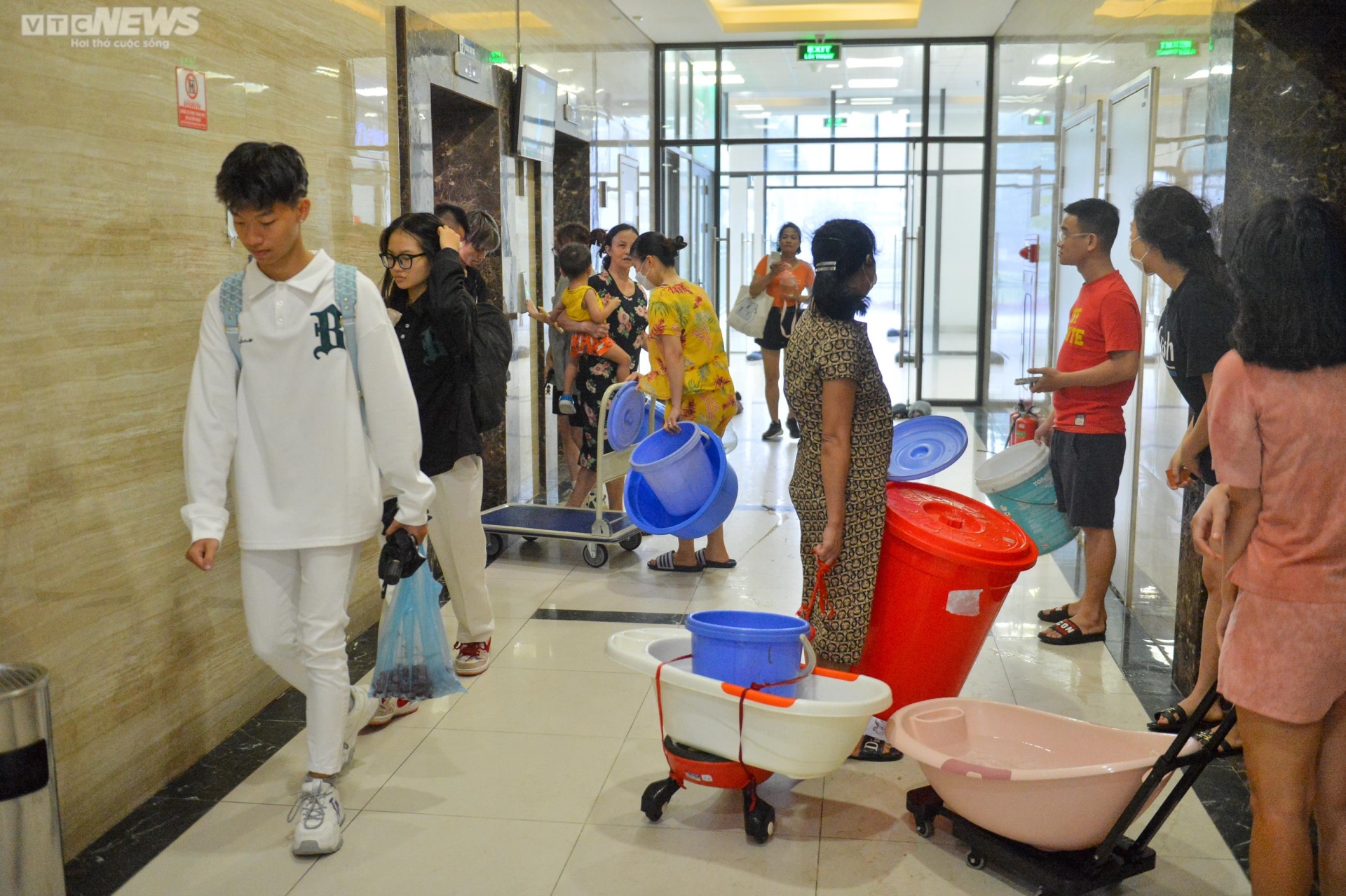 Dân chung cư ở Hà Nội mang xô, chậu xếp hàng chờ lấy nước - Ảnh 10.