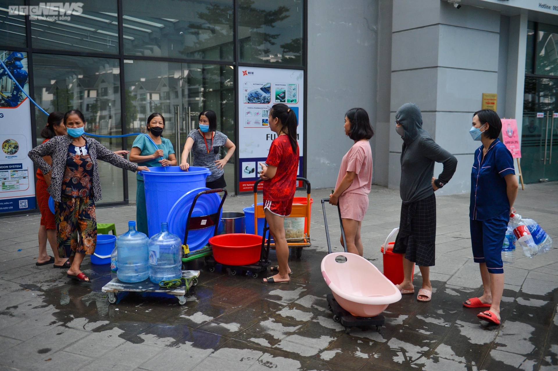 Dân chung cư ở Hà Nội mang xô, chậu xếp hàng chờ lấy nước - Ảnh 2.