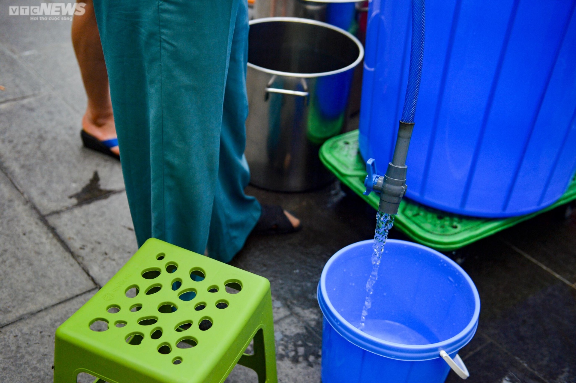 Dân chung cư ở Hà Nội mang xô, chậu xếp hàng chờ lấy nước - Ảnh 7.