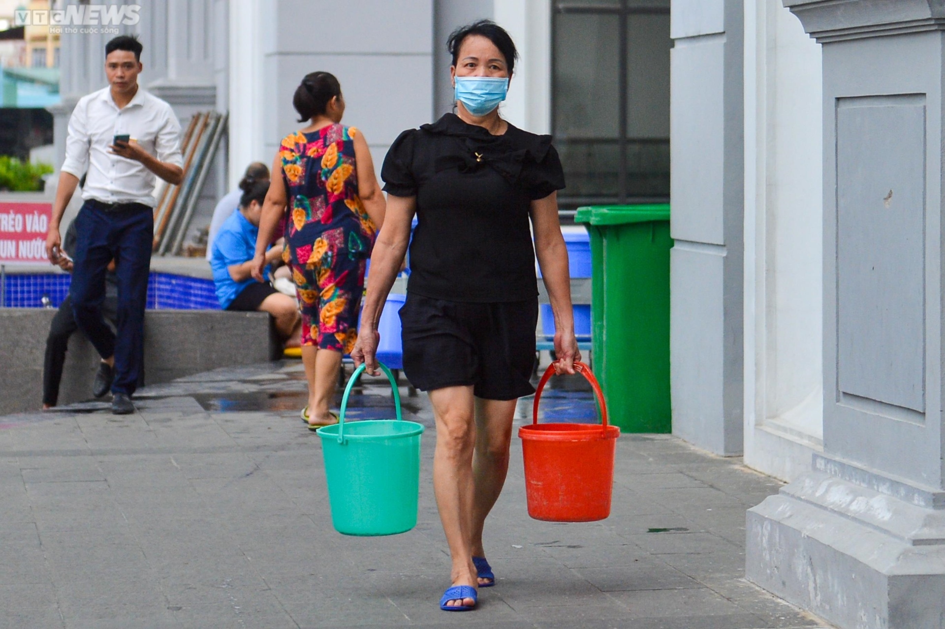 Dân chung cư ở Hà Nội mang xô, chậu xếp hàng chờ lấy nước - Ảnh 5.
