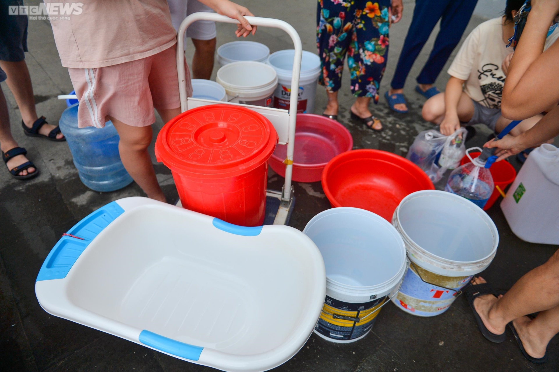 Dân chung cư ở Hà Nội mang xô, chậu xếp hàng chờ lấy nước - Ảnh 4.