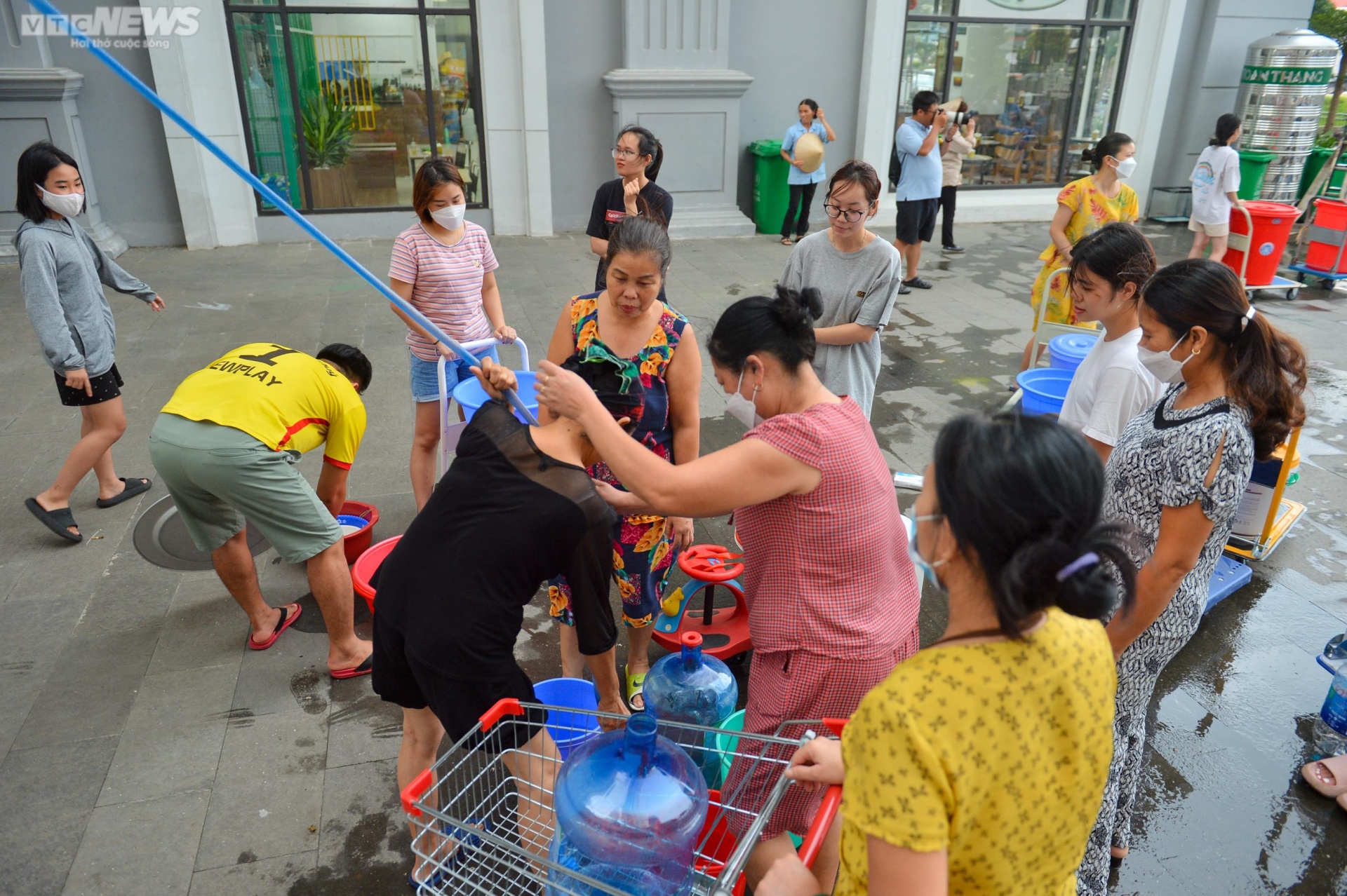 Dân chung cư ở Hà Nội mang xô, chậu xếp hàng chờ lấy nước - Ảnh 3.