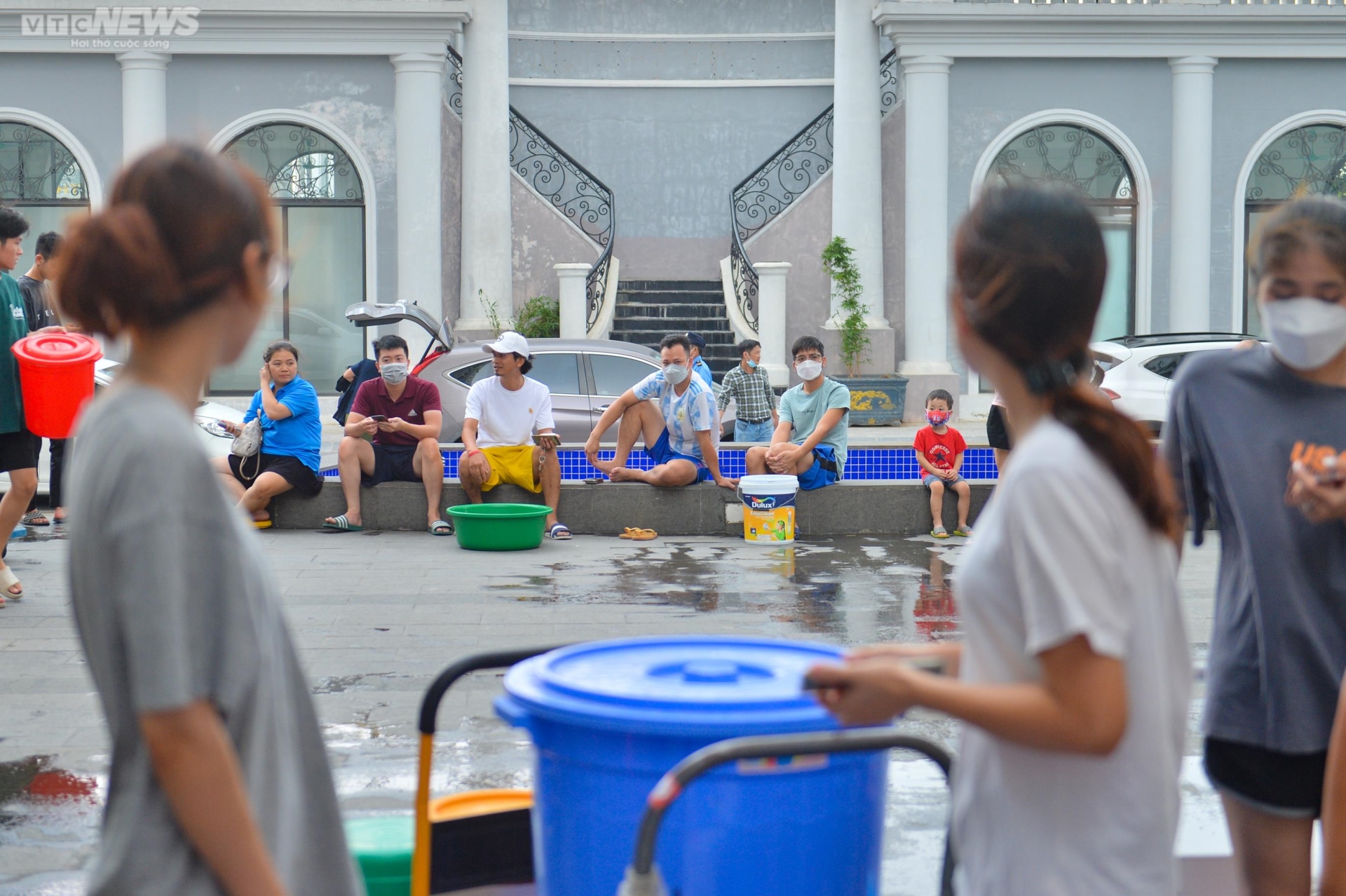 Dân chung cư ở Hà Nội mang xô, chậu xếp hàng chờ lấy nước - Ảnh 9.