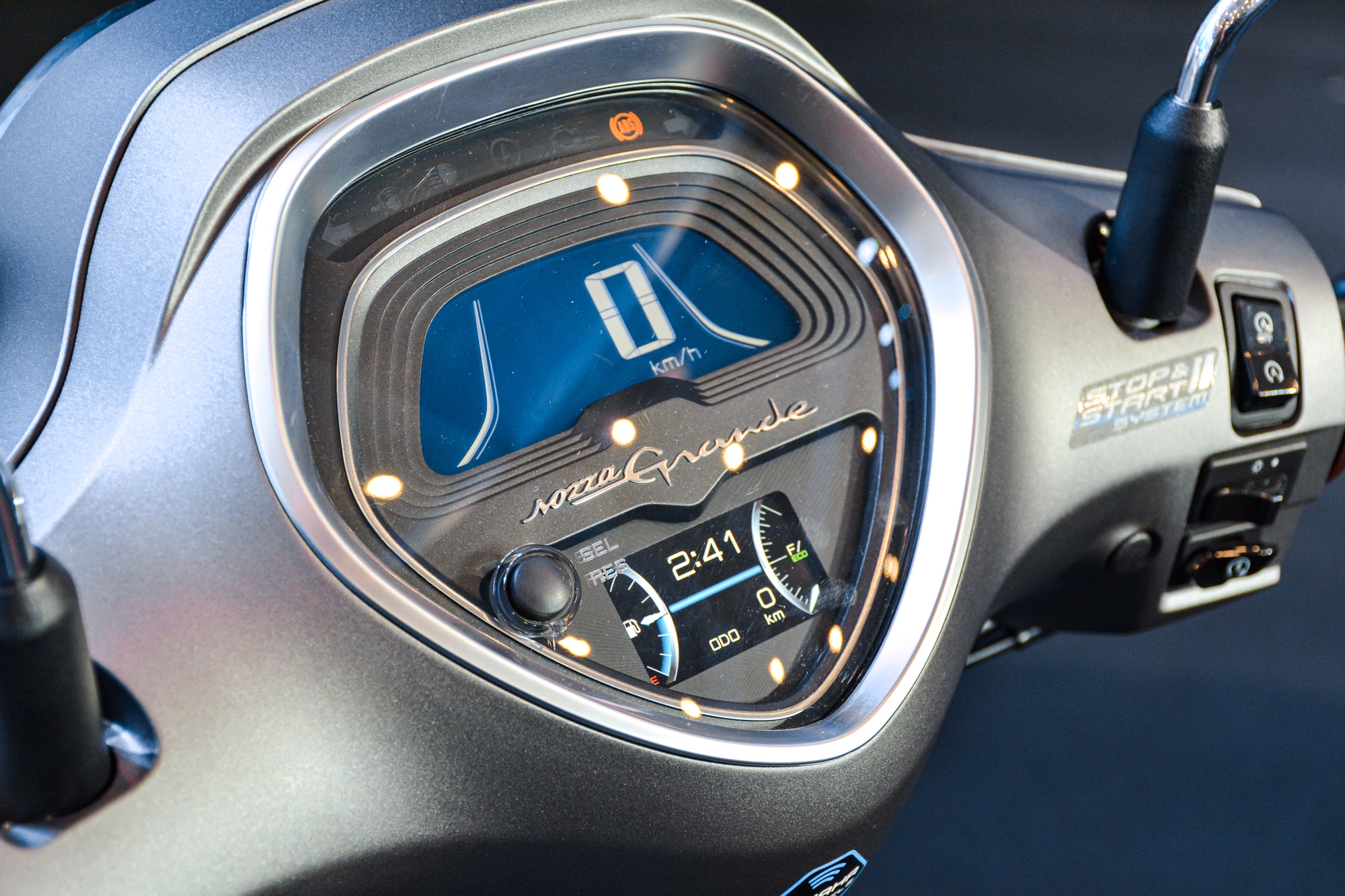 Chi tiết Yamaha Grande 2022 vừa ra mắt VN: Giá từ 45,9 triệu đồng, thiết kế mới, đầy bình đi được gần 241 km - Ảnh 10.