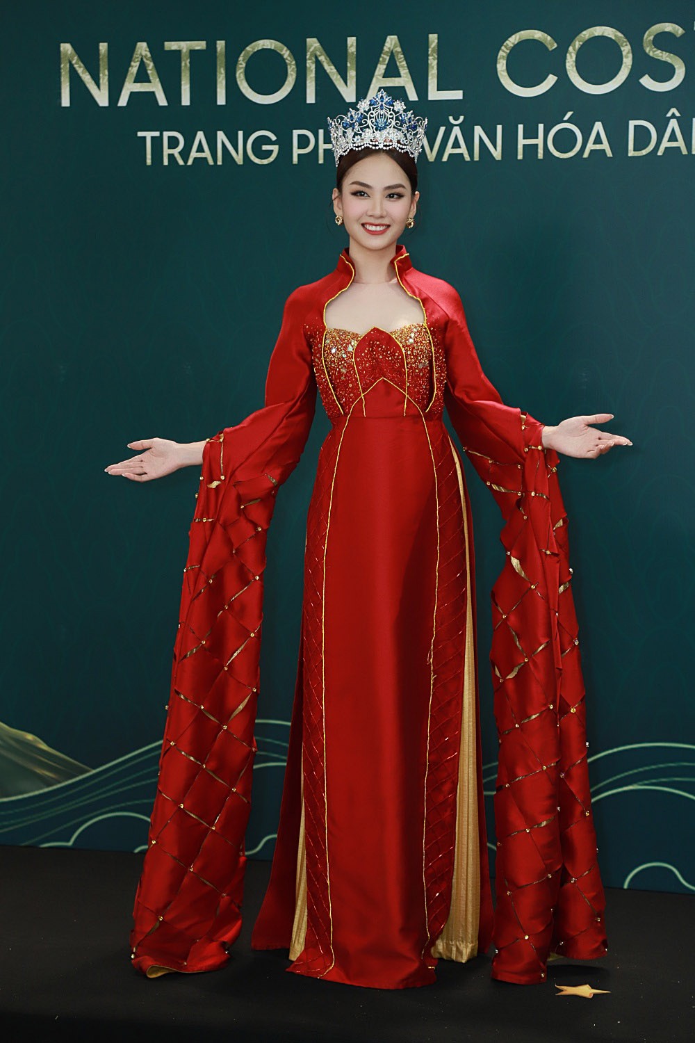 Dàn Hoa hậu Vbiz tề tựu trên thảm đỏ đêm thi Miss Grand Vietnam 2022 - Ảnh 4.
