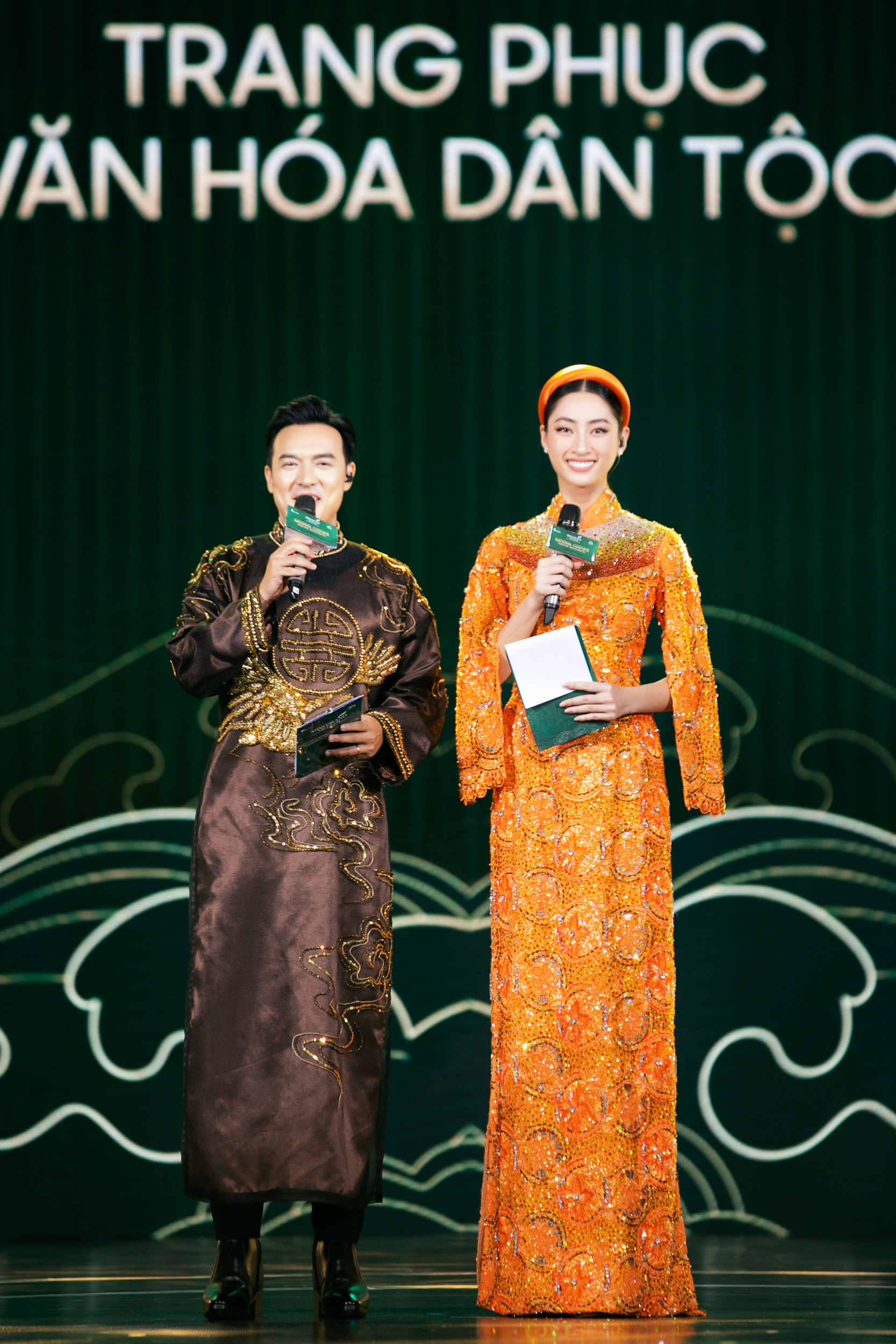 Toàn cảnh đêm thi trang phục dân tộc Hoa hậu Hòa bình Việt Nam: Thùy Tiên và dàn sao đổ bộ, hàng loạt thiết kế cực độc đáo - Ảnh 10.