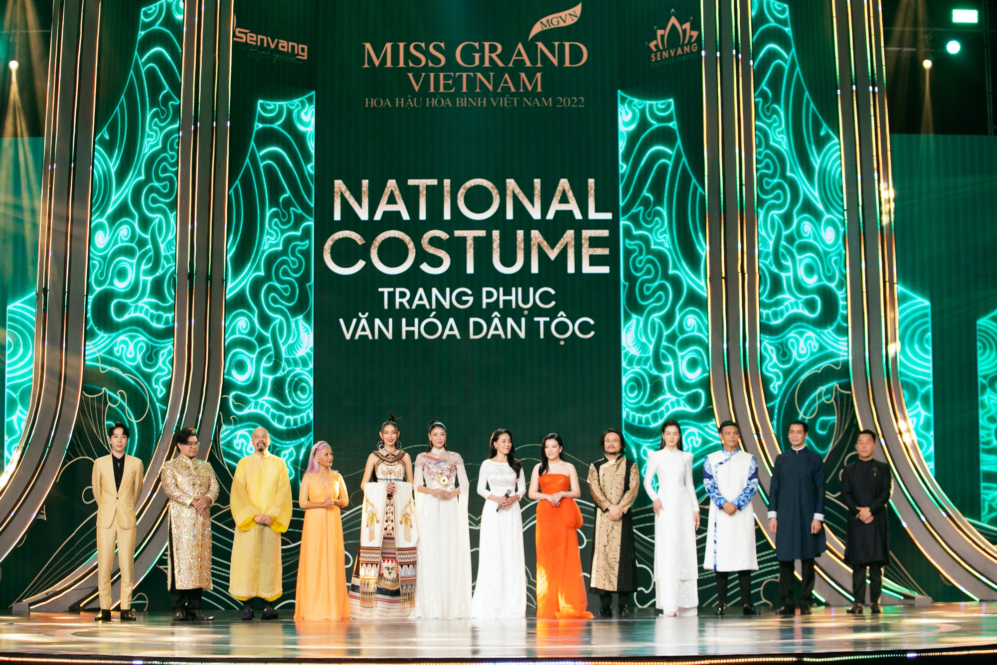 Toàn cảnh đêm thi trang phục dân tộc Hoa hậu Hòa bình Việt Nam: Thùy Tiên và dàn sao đổ bộ, hàng loạt thiết kế cực độc đáo - Ảnh 11.