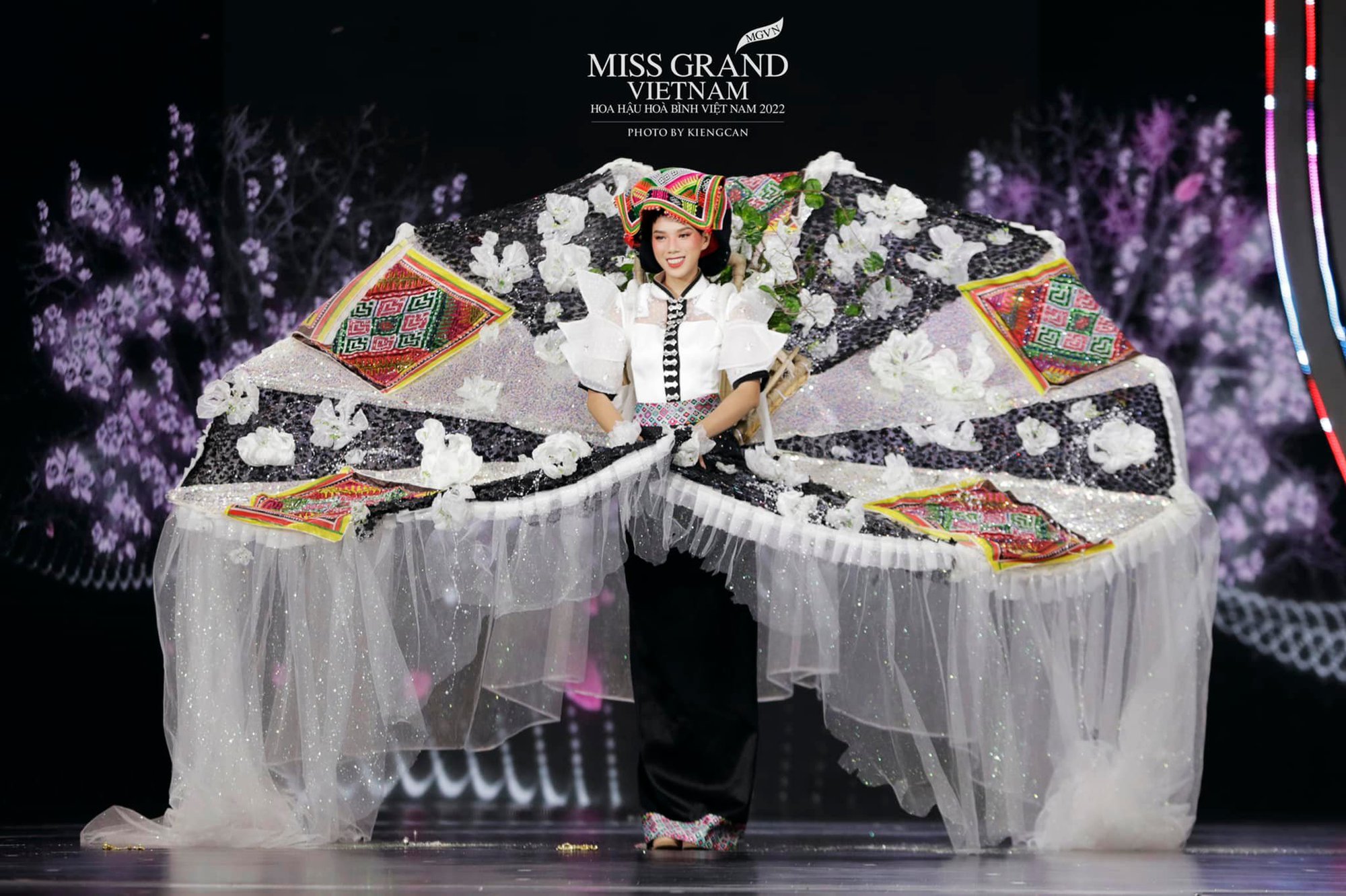 Toàn cảnh đêm thi trang phục dân tộc Hoa hậu Hòa bình Việt Nam: Thùy Tiên và dàn sao đổ bộ, hàng loạt thiết kế cực độc đáo  - Ảnh 19.