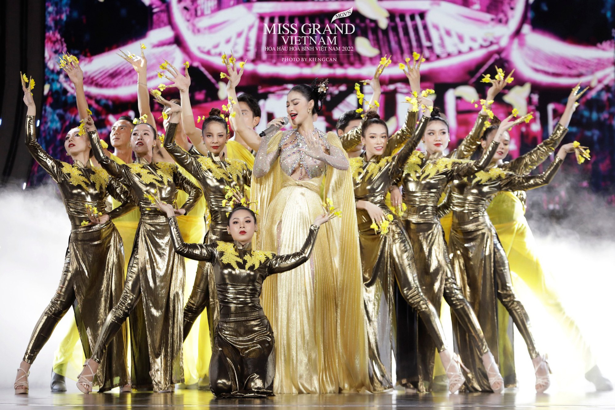 Toàn cảnh đêm thi trang phục dân tộc Hoa hậu Hòa bình Việt Nam: Thùy Tiên và dàn sao đổ bộ, hàng loạt thiết kế cực độc đáo - Ảnh 9.