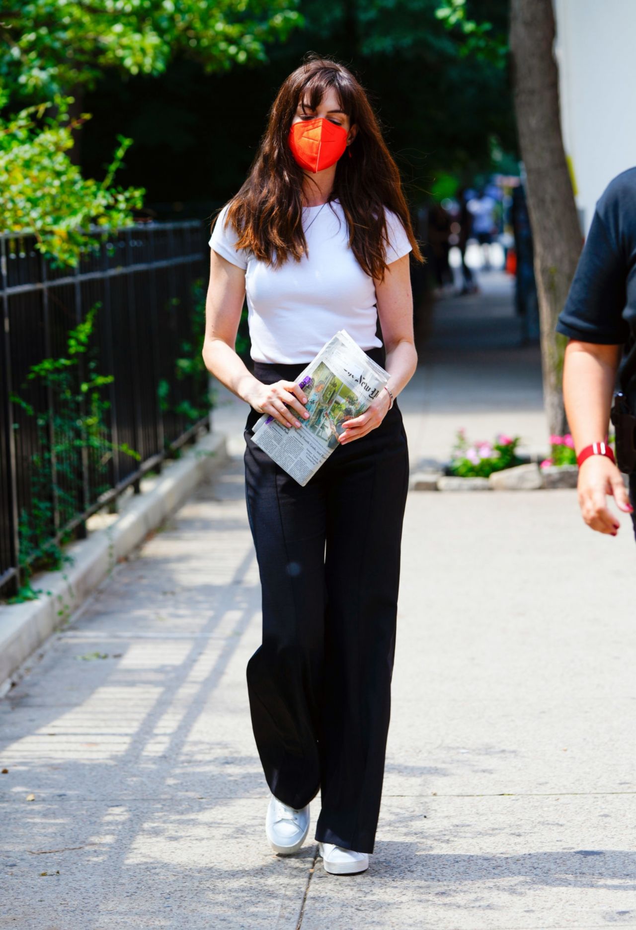 anne-hathaway-in-casual-outfit-new-york-city-07-26-2021-2-166399016681671322128-1664028378510-16640283793681060051502.jpg