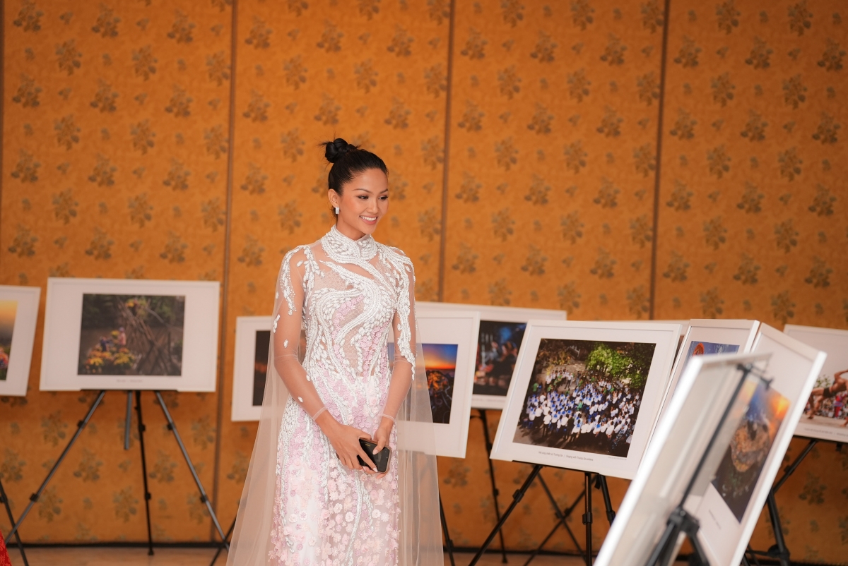Hoa hậu HHen Niê diện áo dài đính hoa dự lễ ở Đại sứ quán Việt Nam tại Italia - Ảnh 4.