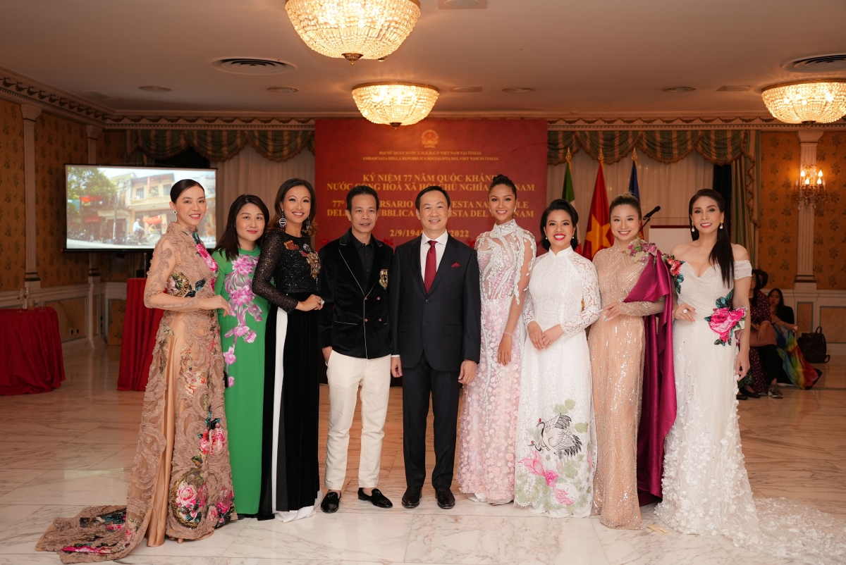 Hoa hậu HHen Niê diện áo dài đính hoa dự lễ ở Đại sứ quán Việt Nam tại Italia - Ảnh 5.