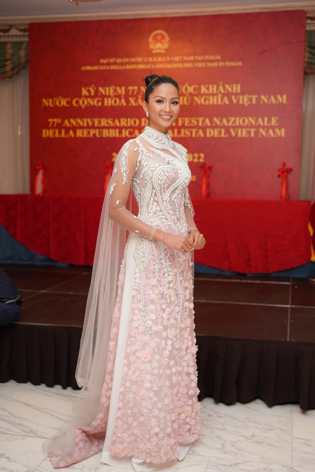 Hoa hậu HHen Niê diện áo dài đính hoa dự lễ ở Đại sứ quán Việt Nam tại Italia - Ảnh 2.
