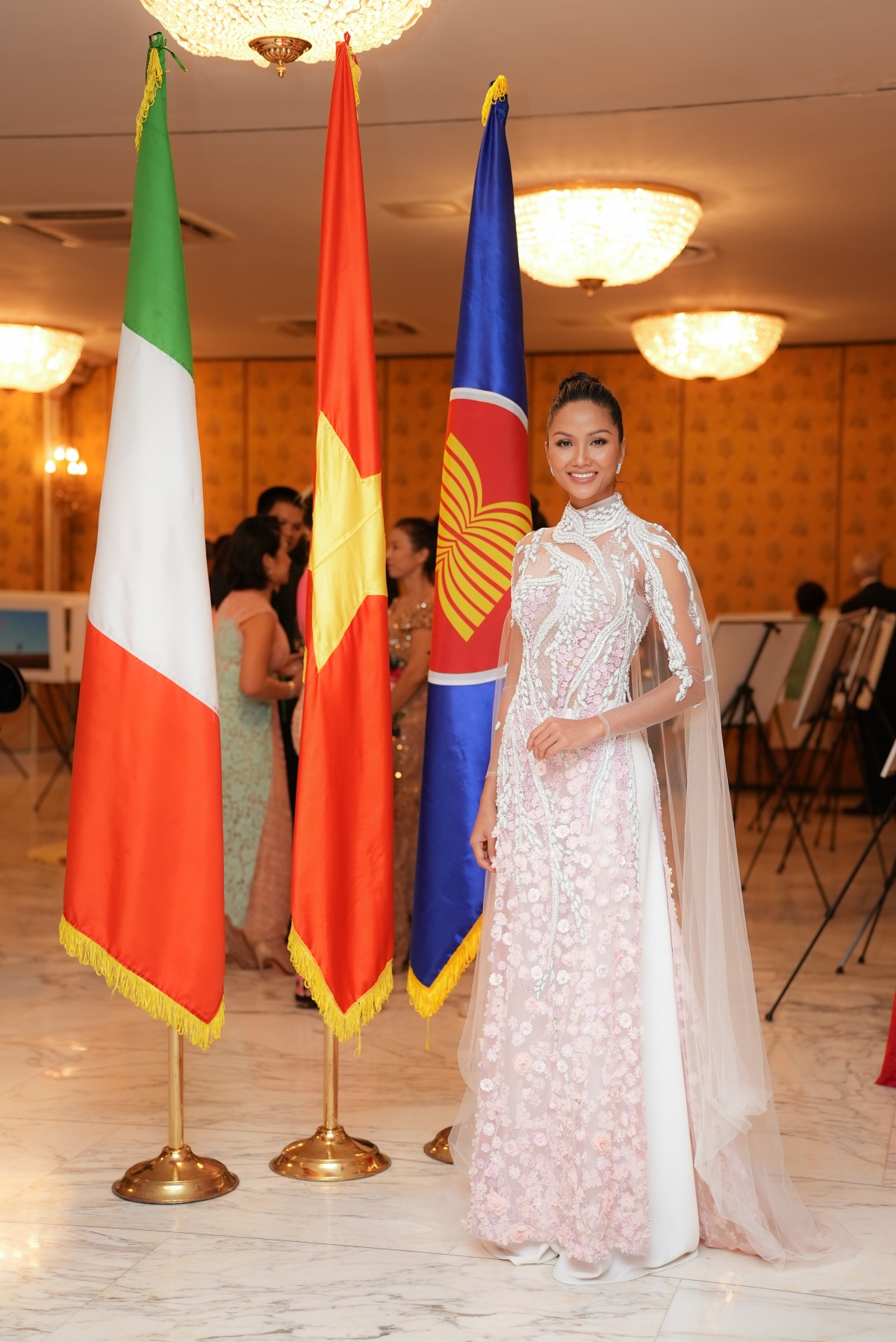 Hoa hậu HHen Niê diện áo dài đính hoa dự lễ ở Đại sứ quán Việt Nam tại Italia - Ảnh 3.