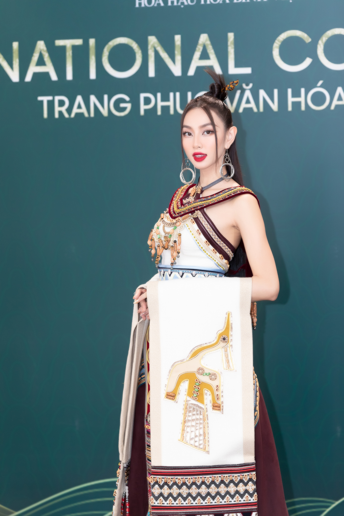 Hoa hậu Thùy Tiên - Mai Phương cùng dàn mỹ nhân quyền lực trên thảm đỏ Hoa hậu Hòa bình Việt Nam  - Ảnh 1.