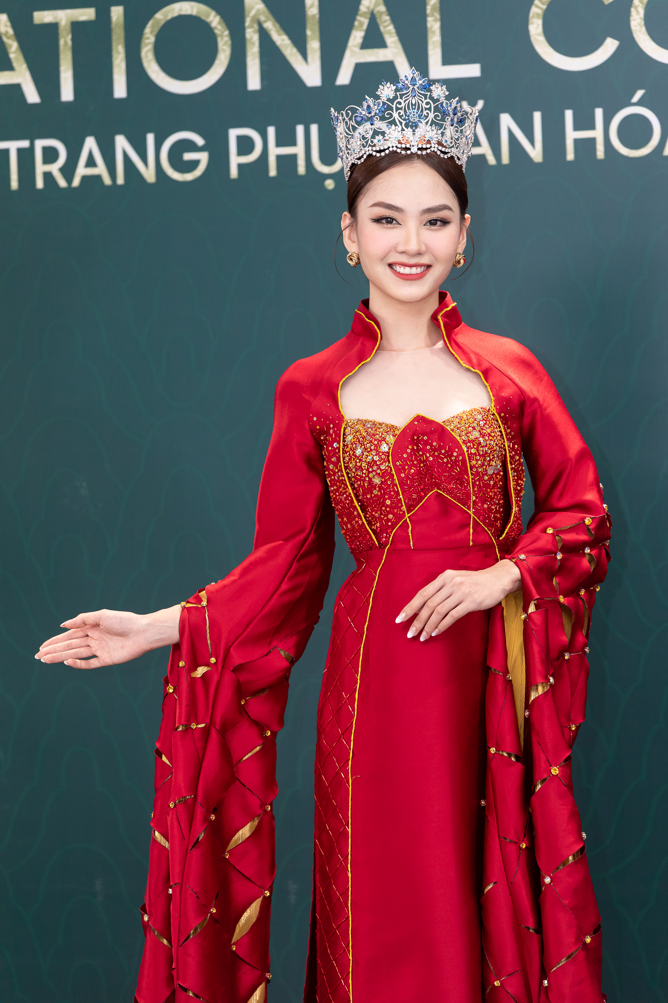 Hoa hậu Thùy Tiên - Mai Phương cùng dàn mỹ nhân quyền lực trên thảm đỏ Hoa hậu Hòa bình Việt Nam - Ảnh 2.