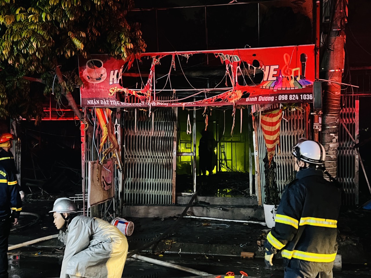 Hà Nội: Hàng chục chiến sĩ PCCC dập tắt đám cháy tại 4 nhà dân trong đêm - Ảnh 1.