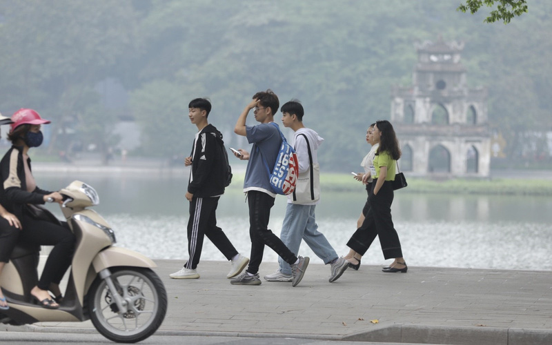 Hà Nội: Triển khai hướng dẫn sử dụng khẩu trang phòng, chống dịch COVID-19 tại nơi công cộng - Ảnh 1.