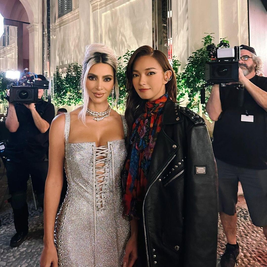 Ch&acirc;u B&ugrave;i đứng chung khung h&igrave;nh với Kim Kardashian - Ảnh 1.