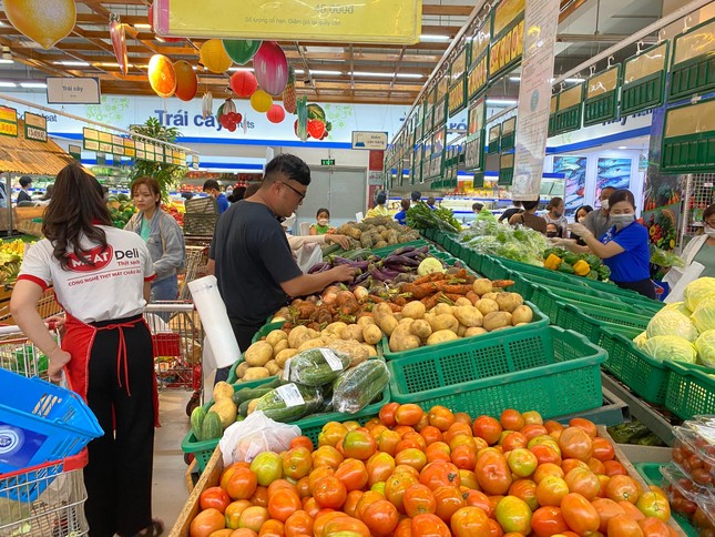 Người dân Đà Nẵng đổ ra chợ, siêu thị mua đồ trước bão - Ảnh 11.