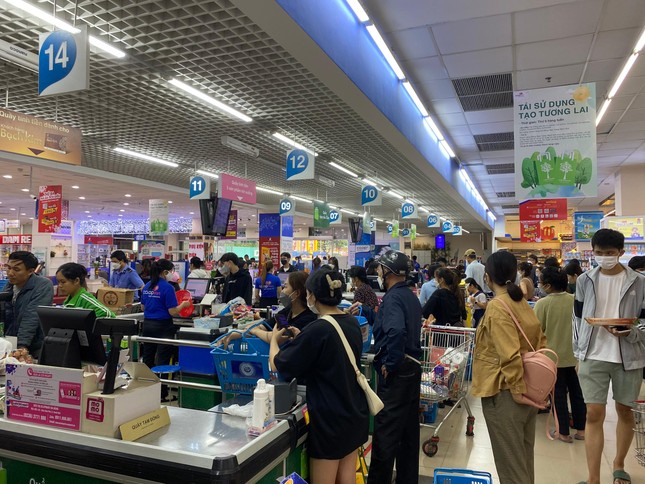 Người dân Đà Nẵng đổ ra chợ, siêu thị mua đồ trước bão - Ảnh 10.
