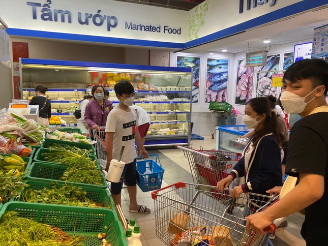 Người dân Đà Nẵng đổ ra chợ, siêu thị mua đồ trước bão - Ảnh 9.