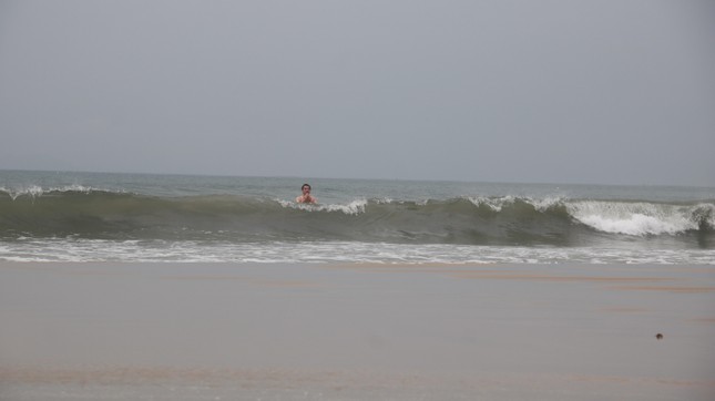 Biển động sóng to, nhiều người ở Đà Nẵng vẫn liều mình tắm biển - Ảnh 8.
