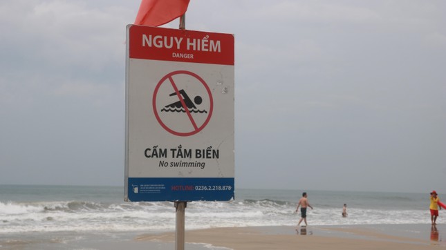 Biển động sóng to, nhiều người ở Đà Nẵng vẫn liều mình tắm biển - Ảnh 4.