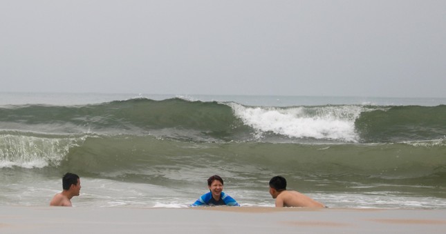 Biển động sóng to, nhiều người ở Đà Nẵng vẫn liều mình tắm biển - Ảnh 6.