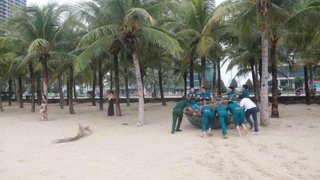 Biển động sóng to, nhiều người ở Đà Nẵng vẫn liều mình tắm biển - Ảnh 11.