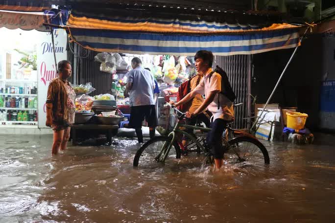 TP.HCM có nơi sẽ mưa rất to, đỉnh triều gần báo động 3 - Ảnh 1.