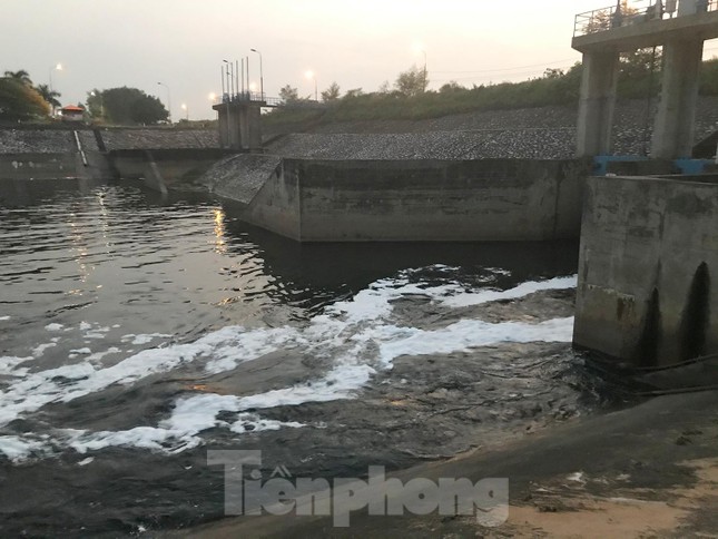 Hà Nội: Bất ngờ kênh dẫn nước Yên Sở bọt trắng như băng đổ ra sông Hồng - Ảnh 1. Hà Nội: Bất ngờ kênh dẫn nước Yên Sở bọt trắng như băng đổ ra sông Hồng - Ảnh 1.